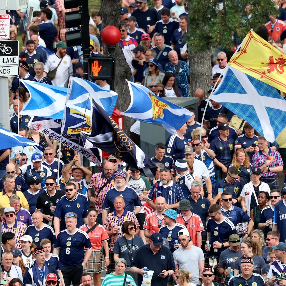 La numerosa fanaticada escocesa se dirige hacia el Fenway Park en Boston para asistir a un partido de los Red Sox. La selección de Escocia está basada en Boston durante el Mundial.
