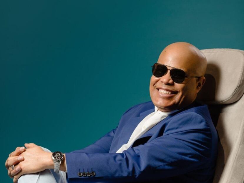 Rubby Pérez es un destacado músico y cantante de merengue, famoso por su potente voz, conocida como "La voz más alta del merengue".