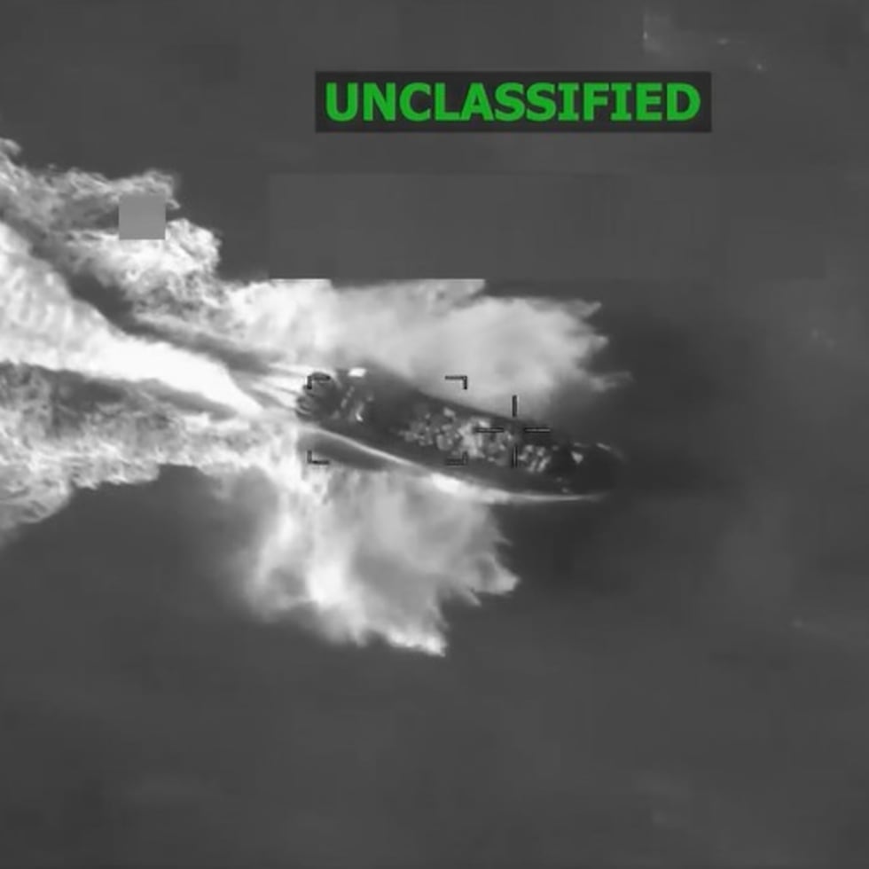 Una fuente militar anónima confirmó que se lanzaron dos ataques para matar a las once personas que iban a bordo, seguido de otros dos para hundir la embarcación.