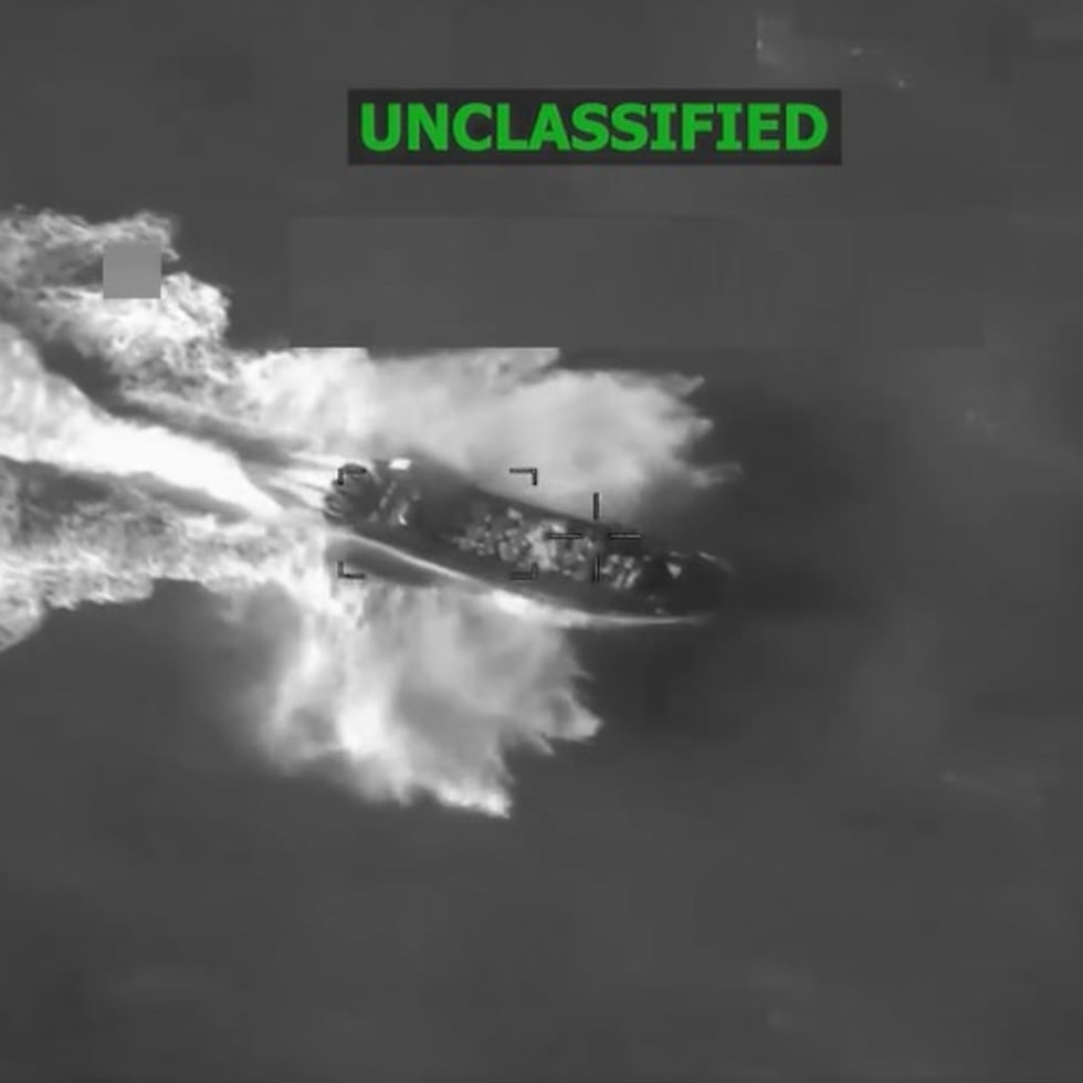 Las unidades desplegadas montaron un amplio operativo por aire, mar y tierra, para atrapar a varios individuos que, según informes de inteligencia, se acercaban a costas dominicanas en una embarcación con un importante cargamento de presuntas sustancias narcóticas.