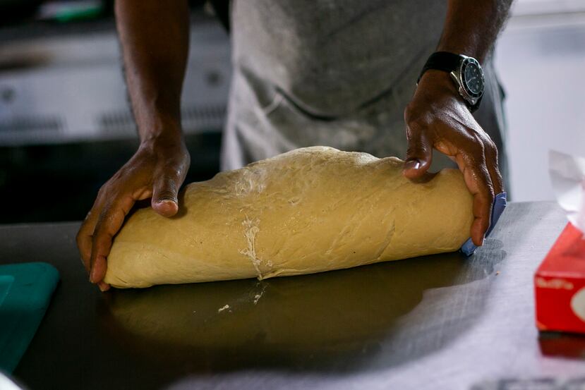 En plena elaboración de una arepa.