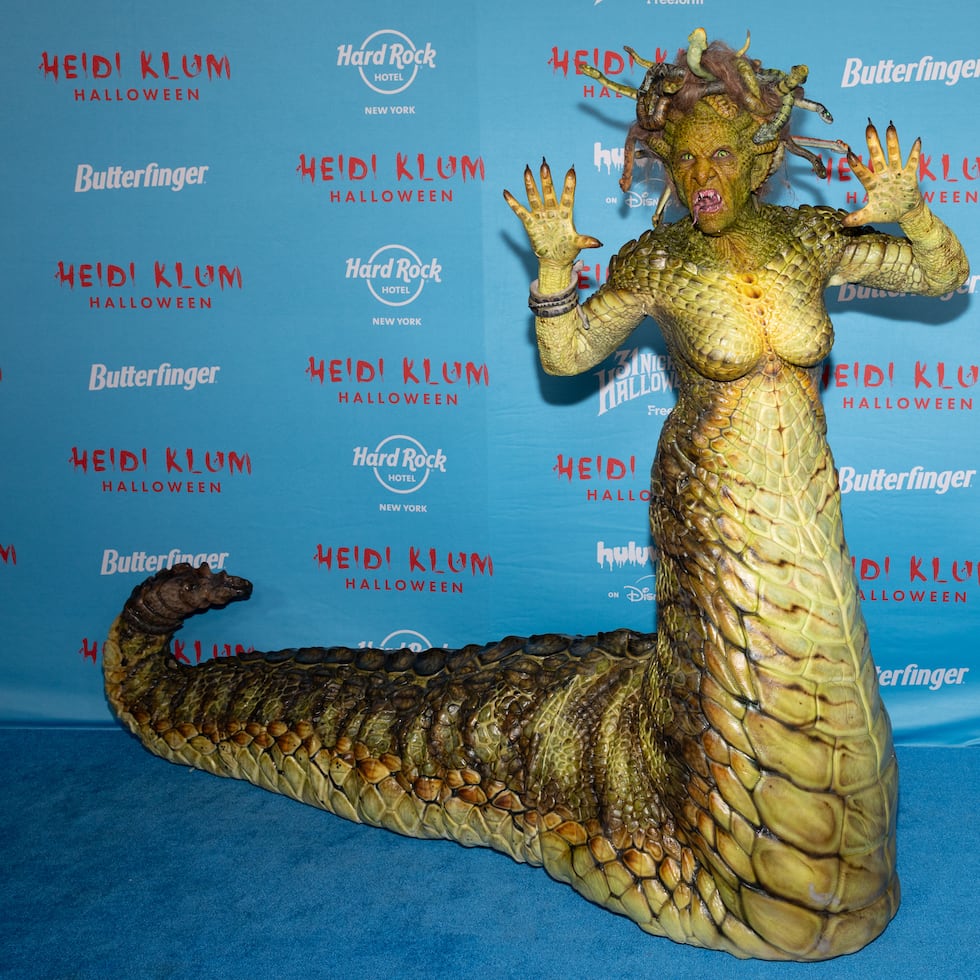 Klum dijo que ama el mito griego de Medusa, en el que una diosa convierte a una hermosa mujer en un monstruo con serpientes en lugar de cabello, cuya mirada convierte en piedra todo lo que la rodea.