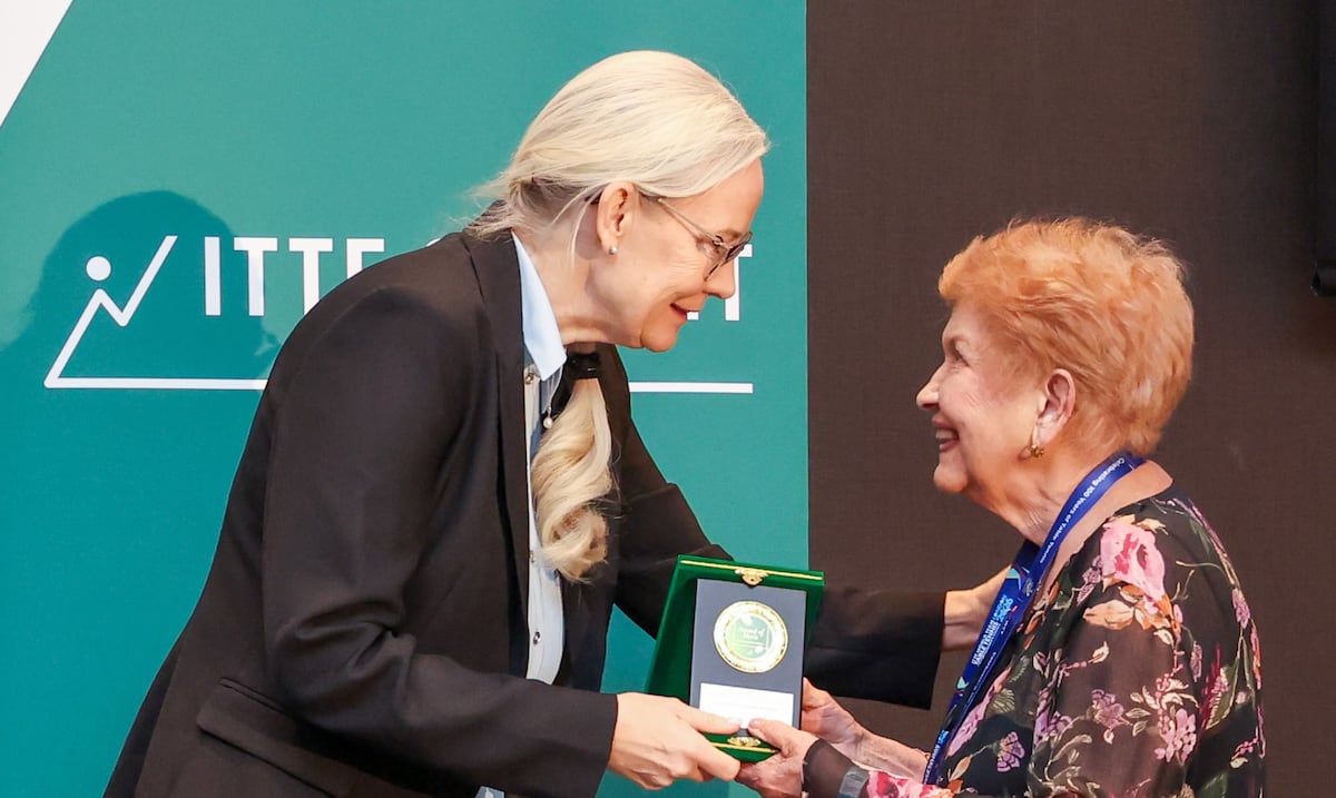 Lisette “Kiki” Gaetán Rivera recibe el ITTF Merit Award por su legado en el tenis de mesa