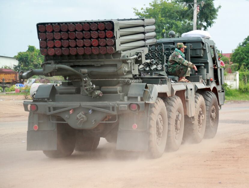 Soldados camboyanos viajan en un lanzacohetes múltiple autopropulsado en la provincia de Oddar Meanchey.