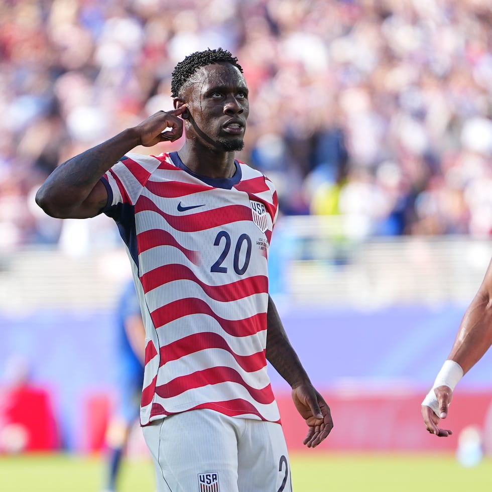 Folarin Balogun (20) celebra tras anotar el primer gol de Estados Unidos en el partido contra Bosnia en los 16vos de final del Mundial.
