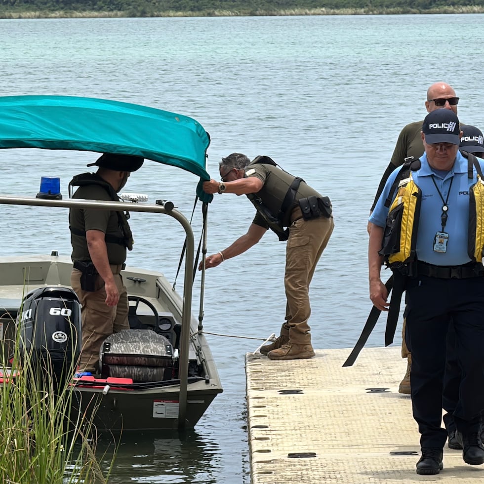 Oficiales de varias agencias buscan en la Laguna de la Reserva Tortuguero a tres hombres que habían sido reportados como desaparecidos en Vega Baja.
