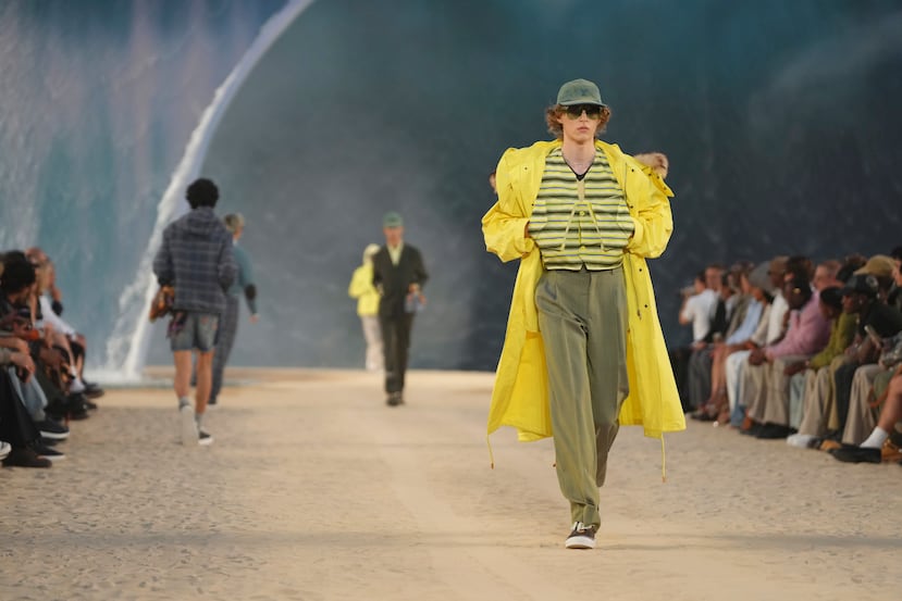 Desde su llegada a Vuitton, Williams ha vuelto a menudo al estilo dandy: elegante pero desenfadado, pulido pero relajado.