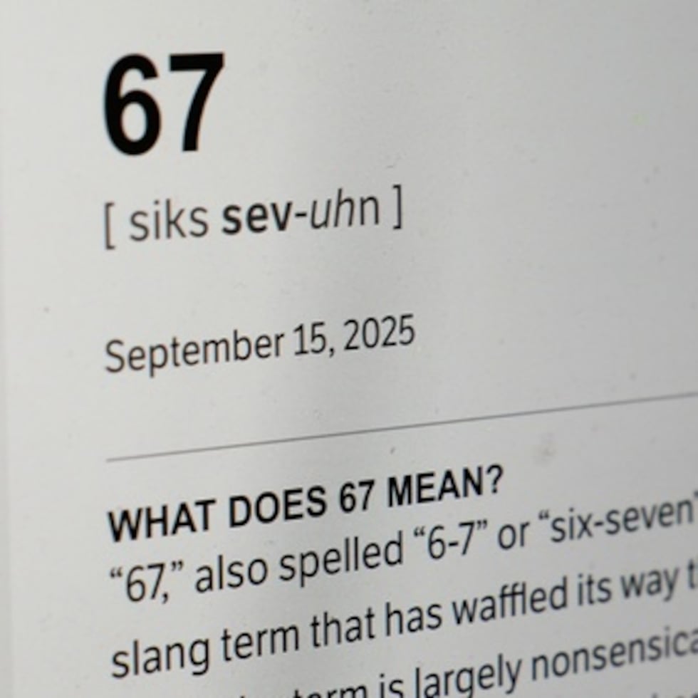 Según Dictionary.com, la frase podría significar “más o menos” o “tal vez esto, tal vez aquello”, cuando se combina con el gesto de hacer malabares con las manos.