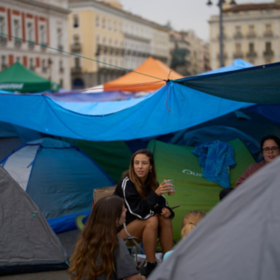 Los manifestantes acampan durante una protesta en la plaza de la Puerta del Sol tras el desahucio, el miércoles anterior, de una mujer de 87 años, conocida popularmente como Maricarmen.