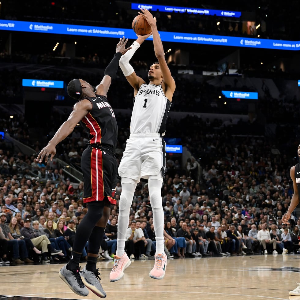 Victor Wembanyama, de los Spurs de San Antonio, dispara frente a Bam Adebayo, del Heat de Miami.