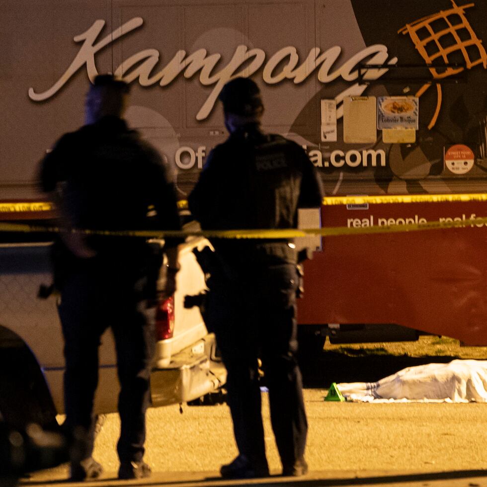 Una víctima cubierta con una tela se ve junto a un "food truck" después de que un auto embistiera contra una multitud en el Festival Lapu Lapu en Vancouver.