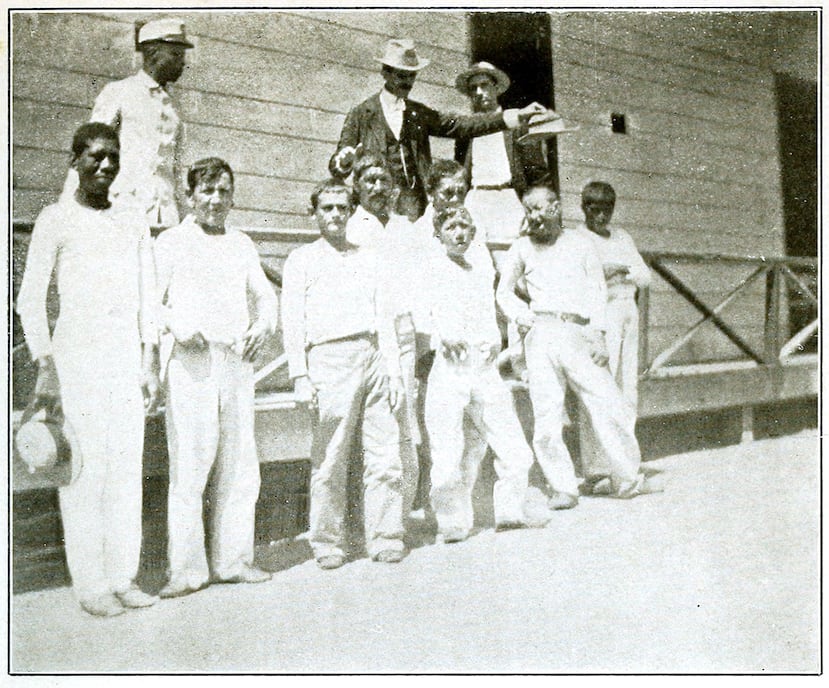 Hombres enfermos de lepra. Posiblemente la foto se tomó durante la mudanza del 11 de noviembre de 1899, cuando repararon el barracón de madera después del huracán San Ciriaco. Es importante destacar la separación por sexo que se manejaba entre estos enfermos