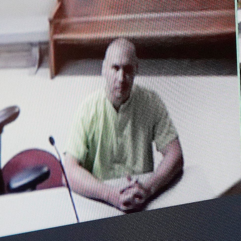 El sospechoso de incendio provocado, Aaron Farinacci, espera su primera comparecencia ante el tribunal por videoconferencia en el juzgado del condado de Spokane, Washington, el martes 4 de agosto de 2026.