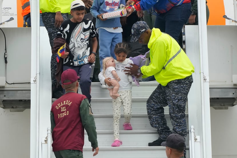 Migrantes venezolanos procedentes de México desembarcan en el aeropuerto internacional Simón Bolívar, en Maiquetia, Venezuela, el 20 de marzo de 2025, tras abandonar sus esperanzas de llegar a Estados Unidos debido a la campaña de su presidente, Donald Trump, contra la inmigración. (AP Foto/Ariana Cubillos)