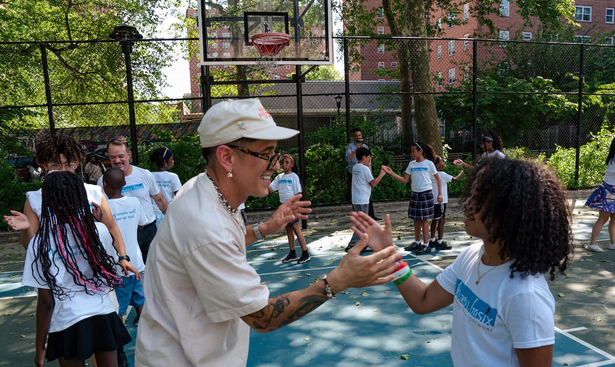 Lenny Tavárez festeja su cumpleaños con los estudiantes de East Harlem en Nueva York