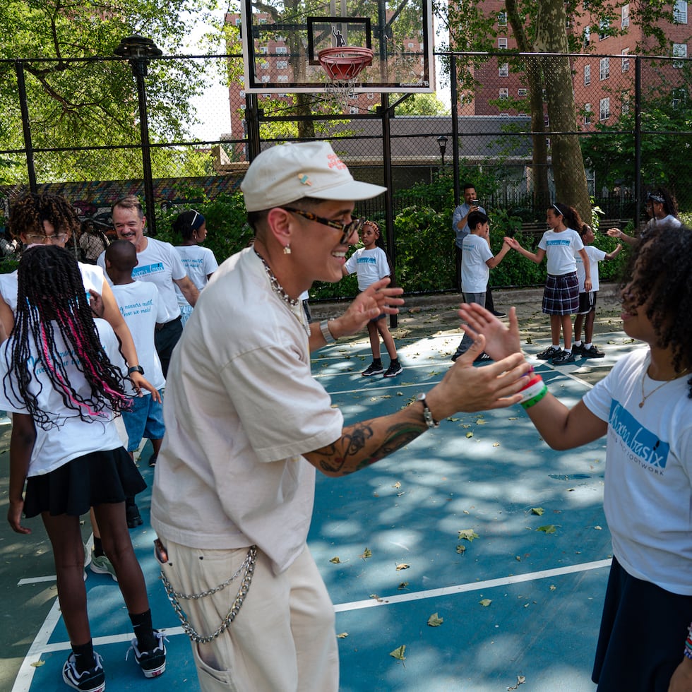 El artista urbano junto a uno de los estudiantes en Nueva York.