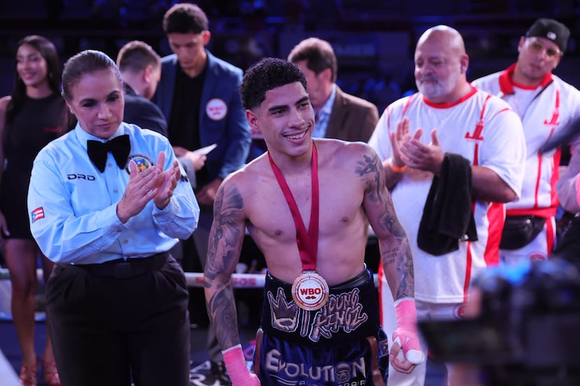 Juanmita López posa con la medalla de oro World Class Prospect de la Organización Mundial de Boxeo (OMB).