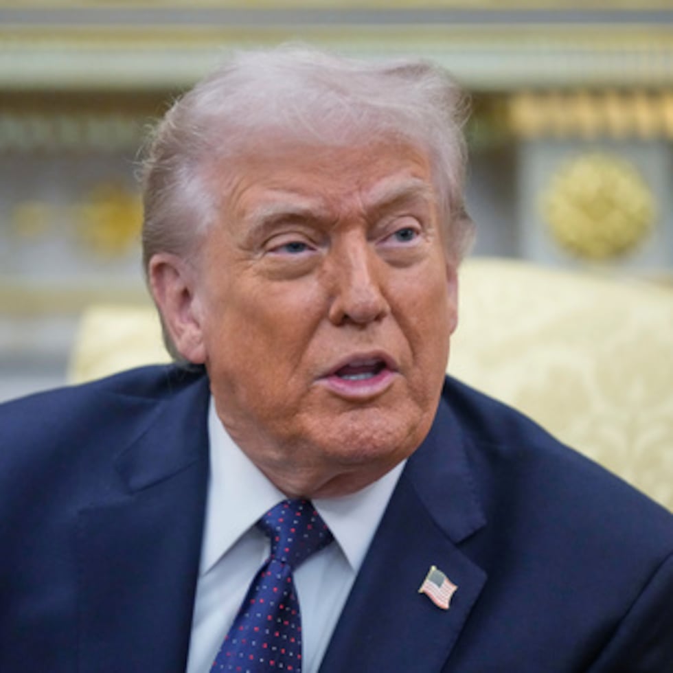 ARCHIVO - El presidente de Estados Unidos, Donald Trump, interviene durante una reunión con el canciller de Alemania, Friedrich Merz, en la Oficina Oval de la Casa Blanca, el 3 de marzo de 2026, en Washington. (AP Foto/Mark Schiefelbein, archivo)