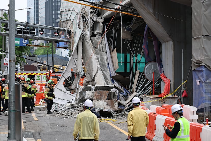 Equipo de rescate surcoreano inspecciona el lugar donde se derrumbó un paso elevado mientras era desmantelado en Seúl, Corea del Sur, el martes 26 de mayo de 2026. (Kim In-chul/Yonhap vía AP)