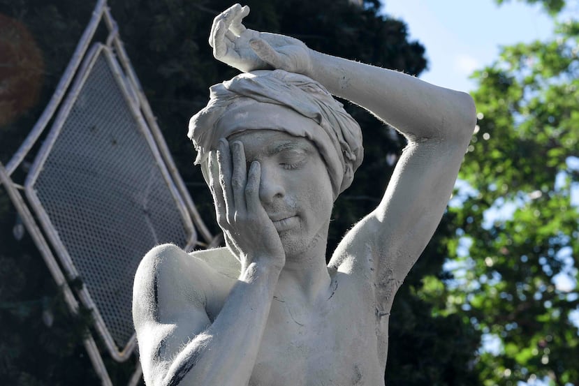 Johan Figueroa, el joven artista de 31 años que ha hecho del personaje de estatua viviente su proyecto de vida.