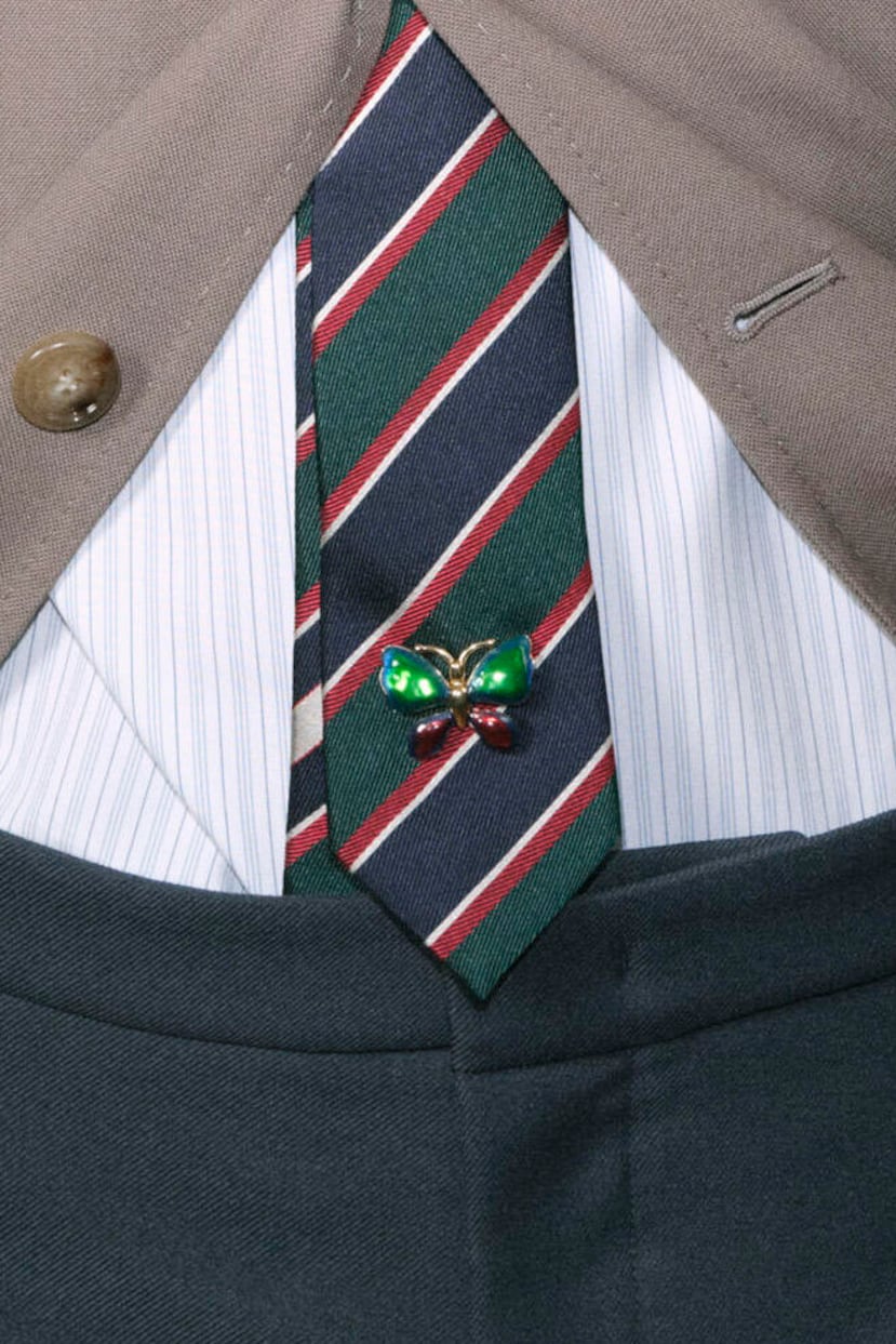 Los broche no solo se llevan en solapas, sino también en corbatas. Colección Valentino Pre-Fall 2026