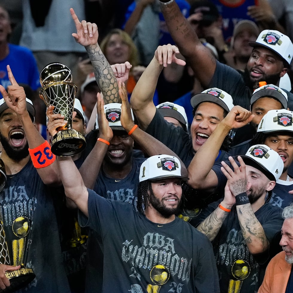 El base de los New York Knicks, Jalen Brunson, sostiene el trofeo de MVP después de que los Knicks derrotaran a los San Antonio Spurs en el quinto partido de la serie de las Finales de la NBA.