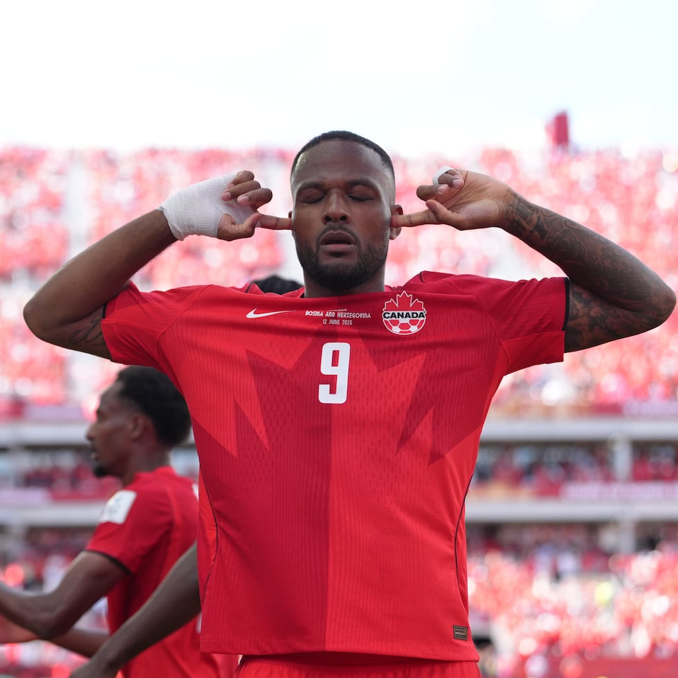 Cyle Larin (9) celebra tras marcar el gol de Canadá para el empate 1-1 contra Bosnia y Herzegovina en el Grupo B del Mundial, el viernes 12 de junio de 2026, en Toronto. ( (AP Foto/Sam Balkansky)