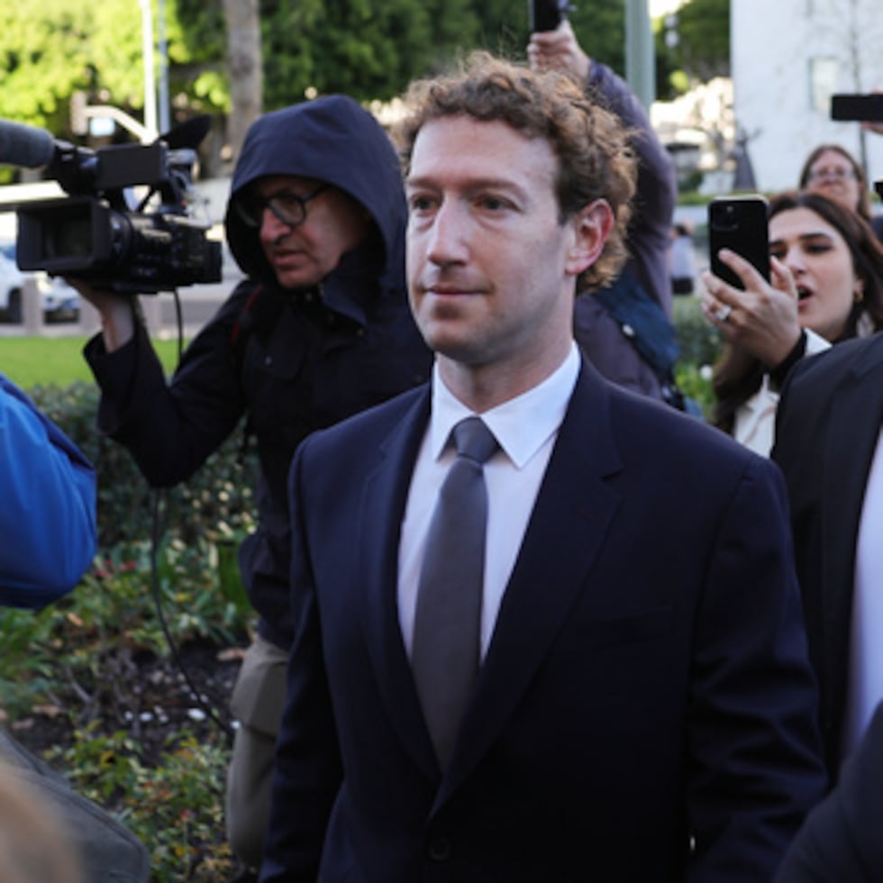 ¿Permite la esposa de Mark Zuckerberg, que es pediatra y presuntamente filántropa, que sus hijas pasen horas metidas en las redes, colgando comentarios y fotografías, y absorbiendo todo lo que cuentan sus amigos y condiscípulos, y en el peor de los casos exponiéndose a pedófilos que ocultan su edad y sus intenciones? Cuestiona Mayra Montero.