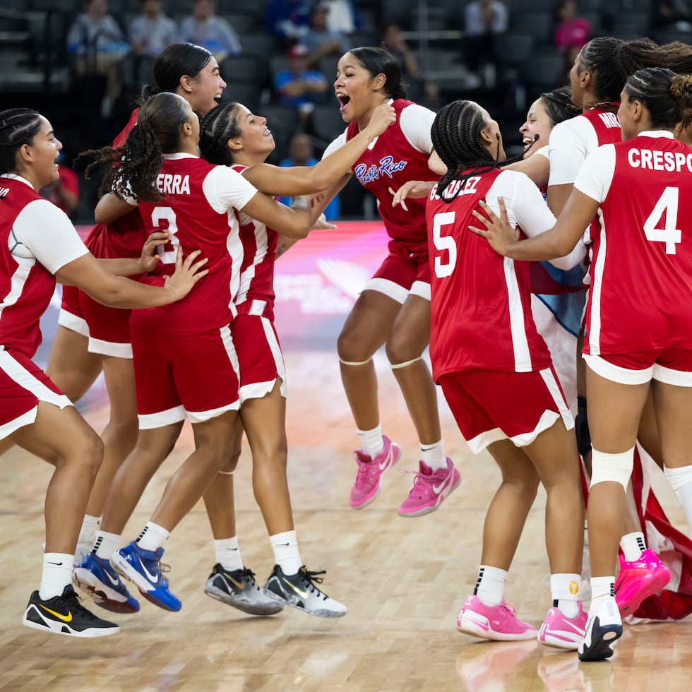 Las jugadoras puertorriqueñas celebran durante los Juegos Centroamericanos y del Caribe Santo Domingo 2026.