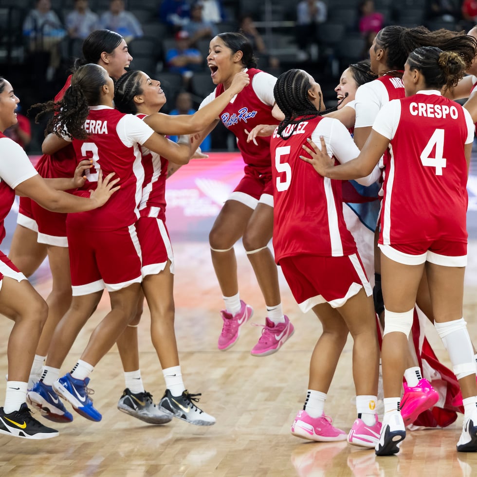 Las jugadoras puertorriqueñas celebran durante los Juegos Centroamericanos y del Caribe Santo Domingo 2026.