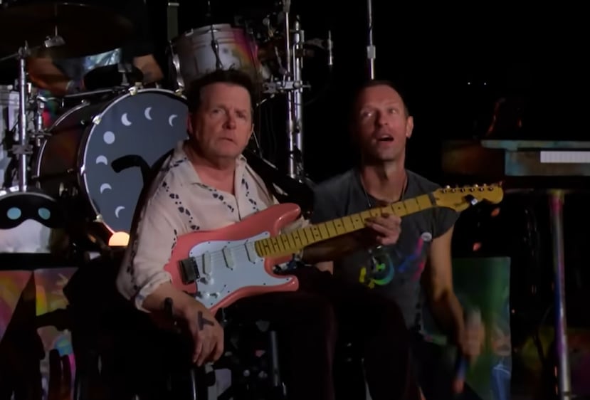 Michael J. Fox, a la izquierda, apareció en tarima en el Festival Glastonbury, en Inglaterra, junto con los integrantes de la banda de rock Coldplay, incluyendo su vocalista Chris Martin, a la derecha.