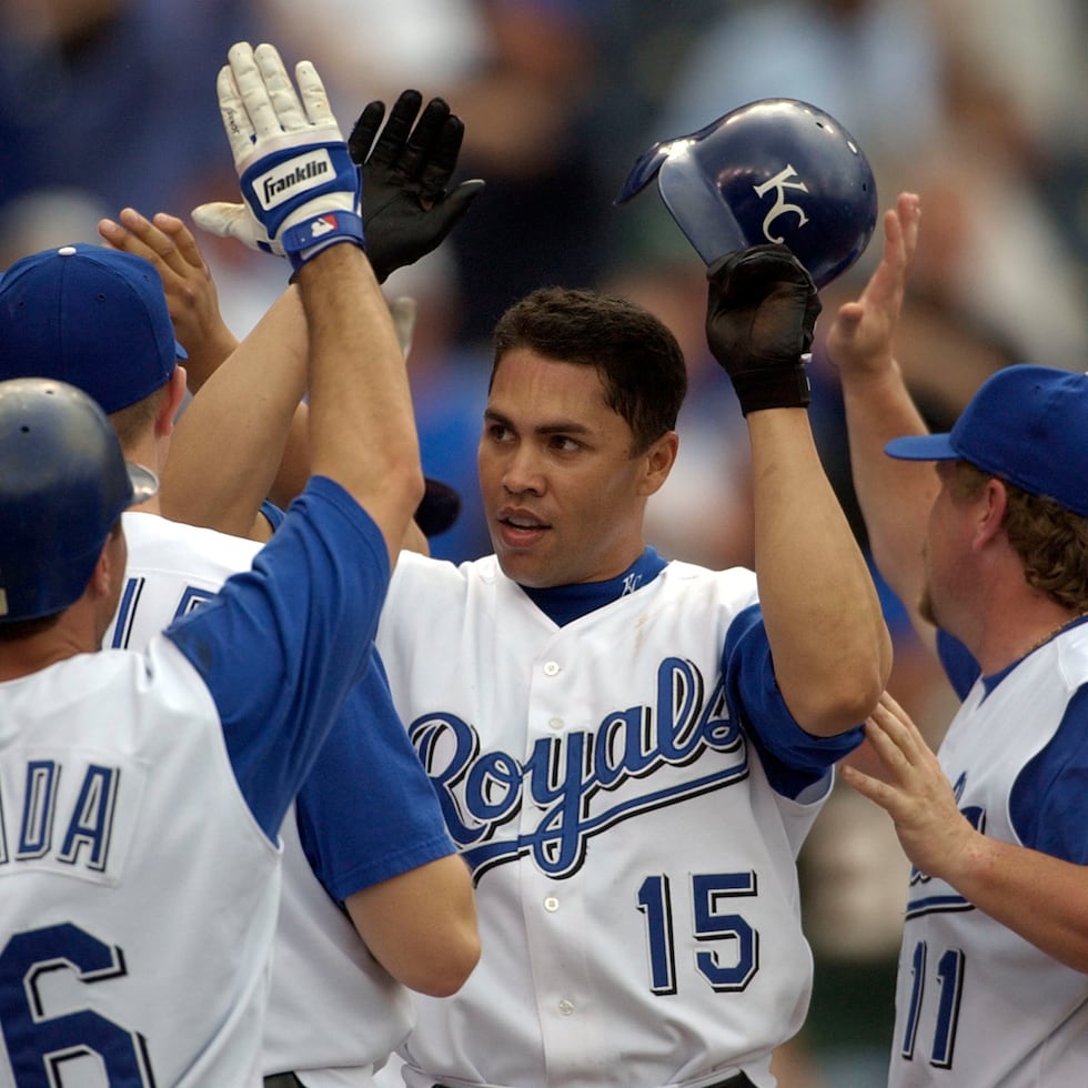 Carlos Beltrán es felicitado por sus compañeros de equipo tras anotar la carrera de la victoria en un duelo entre los Royals y los Blue Jays en 2004.
