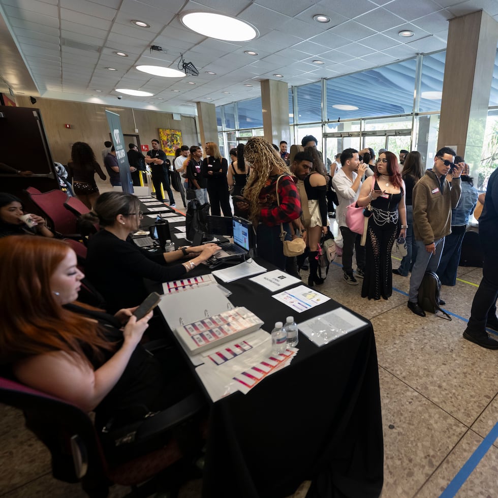 Pasada la fila inicial, las personas entraban a un pequeño vestíbulo para registrarse oficialmente y esperar en otra fila para pasar dentro del estudio. La espera en esta zona fue, en promedio, de entre 30 a 45 minutos.