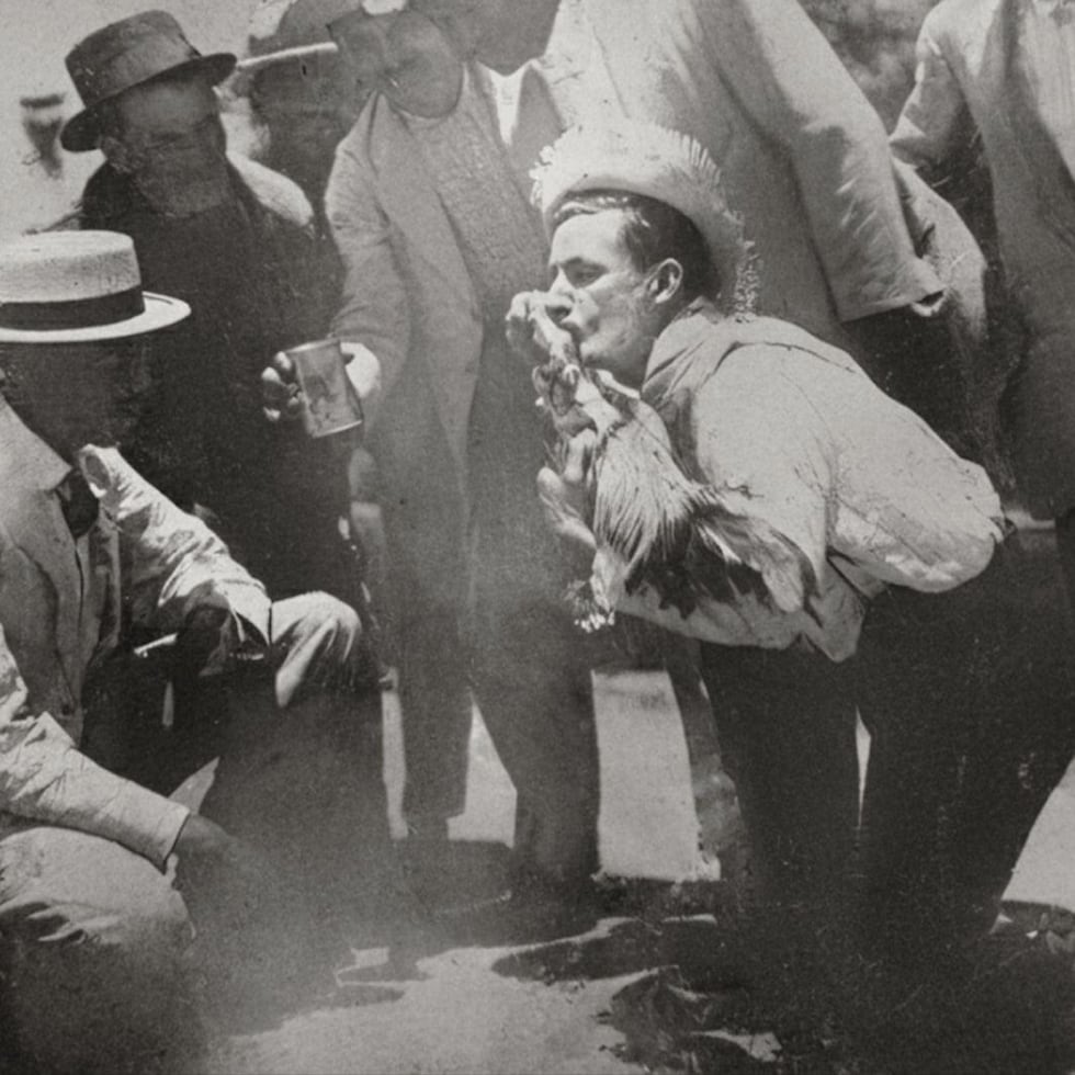 Fotograma original de Antonio Capella Martínez interpretando a Cleto junto a su gallito Puñales.