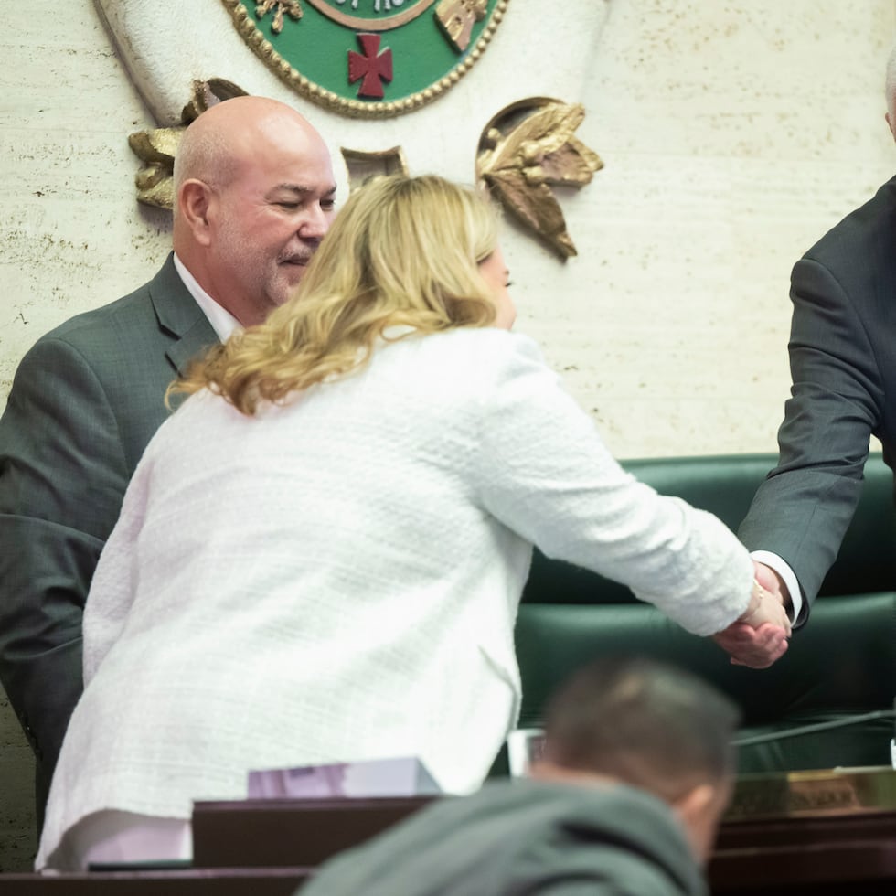 Tras meses de anticipo, la gobernadora Jenniffer González presentará mañana su proyecto de reforma contributiva ante la Asamblea Legislativa. En la foto con el presidente del Senado, Thomas Rivera Schatz, y su homólogo en la Cámara, Carlos “Johnny” Méndez.
