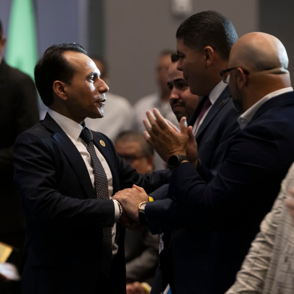 El director ejecutivo de la JSF, Robert Mujica, y el presidente de la Comisión cameral de Hacienda, Eddie Charbonier, se saludan durante una actividad reciente.
