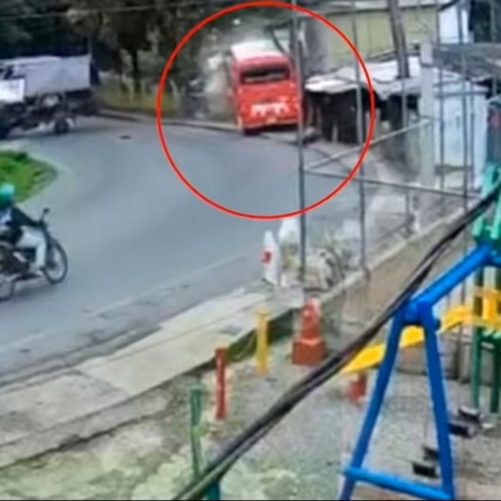 El reporte preliminar habla de cinco personas lesionadas, además de un toro que tuvo que ser sacado del camión involucrado en el siniestro vial.