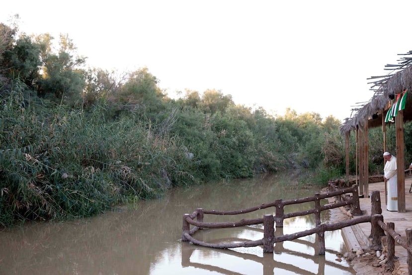 El papa Francisco rezando frente al río Jordan en Betania. (AP)