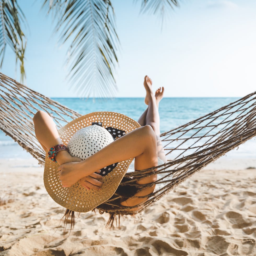 Los períodos de vacaciones, como las del verano, son una oportunidad para restaurar el equilibrio biológico perdido y reconectar con nuestro bienestar. Alejados del estrés laboral, con más tiempo para nosotros enfocarnos en nosotros mismos y desconectarnos del ritmo de vida vertiginoso, podemos restablecer nuestros ritmos circadianos y adoptar unos hábitos más saludables que mejoren nuestra calidad de vida a largo plazo, asegura.