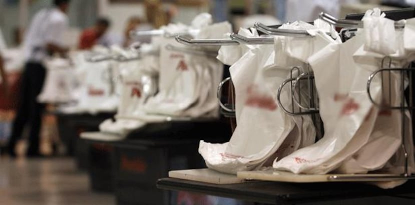 Cuando se realizan limpiezas de playas, las bolsas plásticas son de lo que más se encuentra. (Archivo)