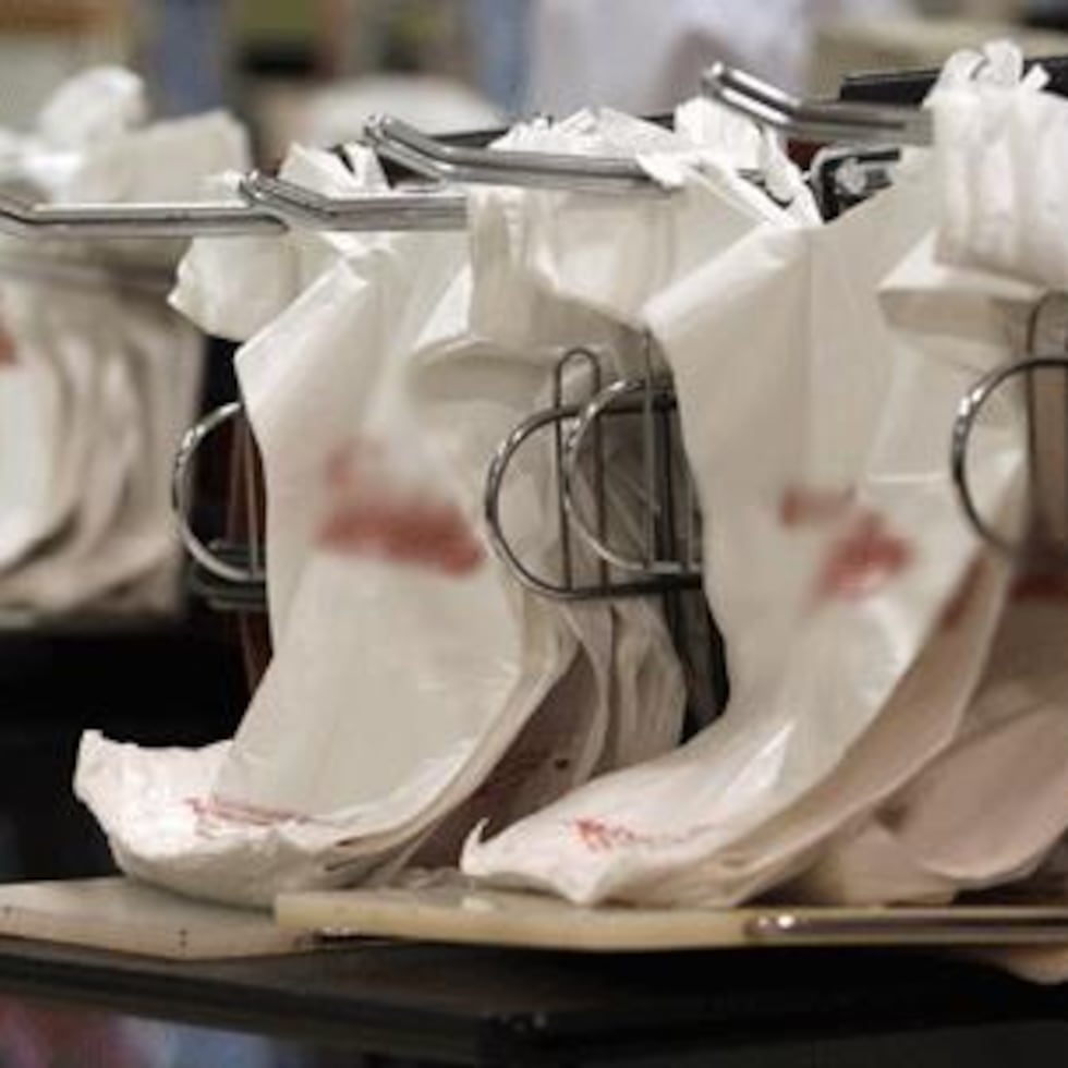 Decenas de países han adoptado algún tipo de restricción a las bolsas plásticas o los plásticos de un solo uso, que van desde prohibiciones limitadas hasta totales. (Archivo)