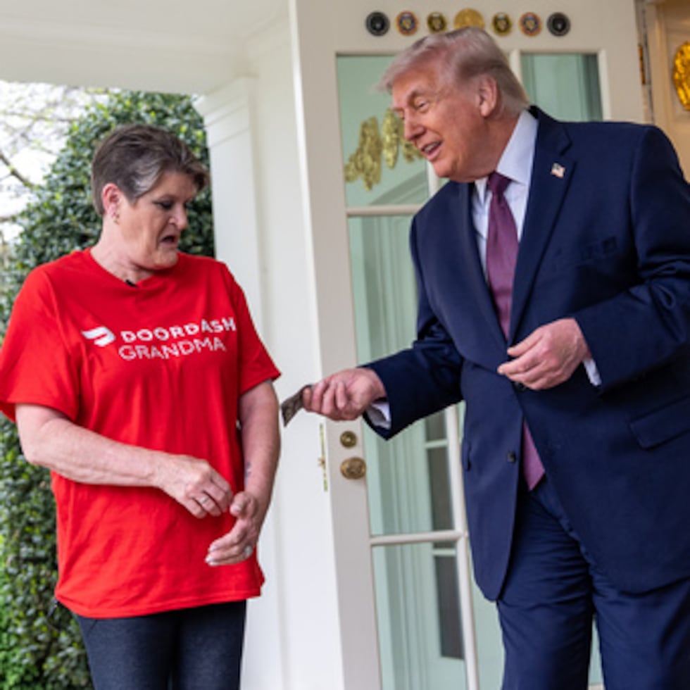 Sharon Simmons, de DoorDash, recibe una propina de $100 tras entregar McDonald's al presidente Donald Trump en el Despacho Oval de la Casa Blanca.