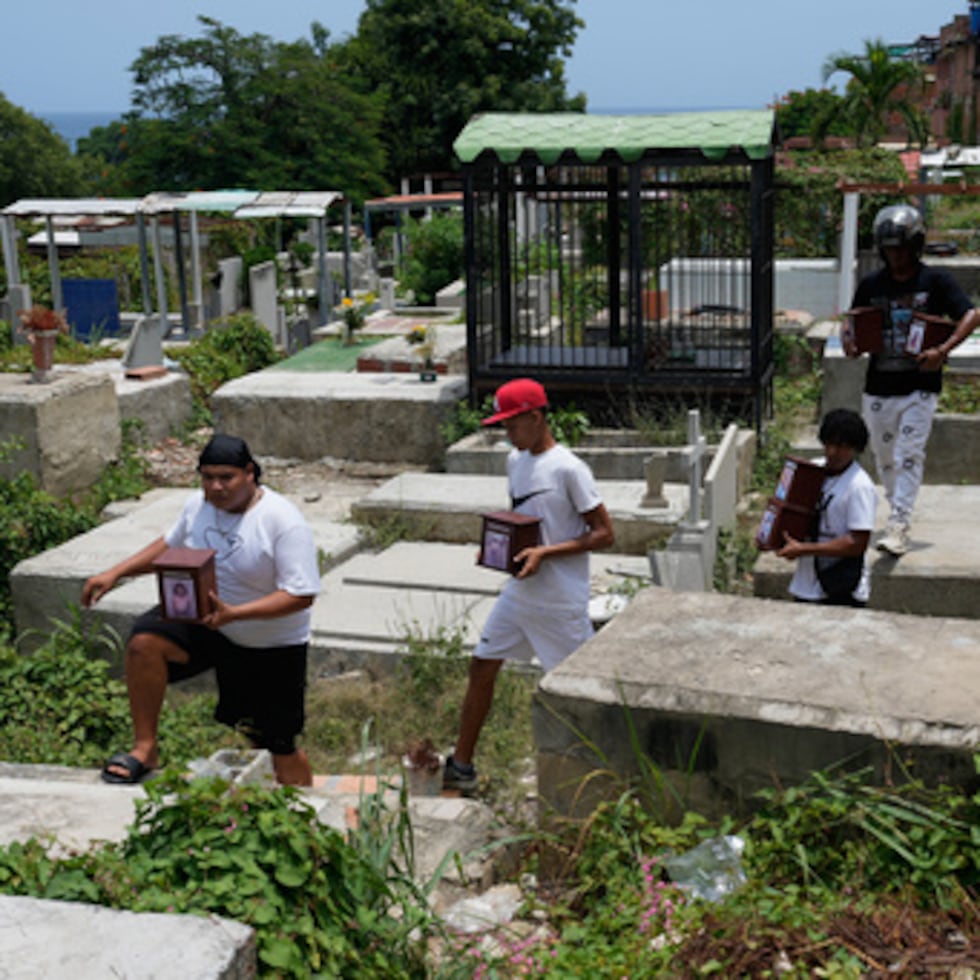 Miembros de la familia Medina Álvarez llevan urnas con las cenizas de sus seres queridos fallecidos en los terremotos durante un funeral celebrado en La Guaira, Venezuela.