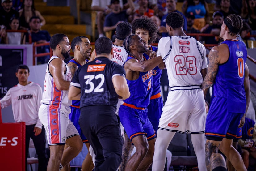 Discusión y empujones entre los Cangrejeros y los Criollos en el tercer juego de la semifinal de la Conferencia A del BSN.