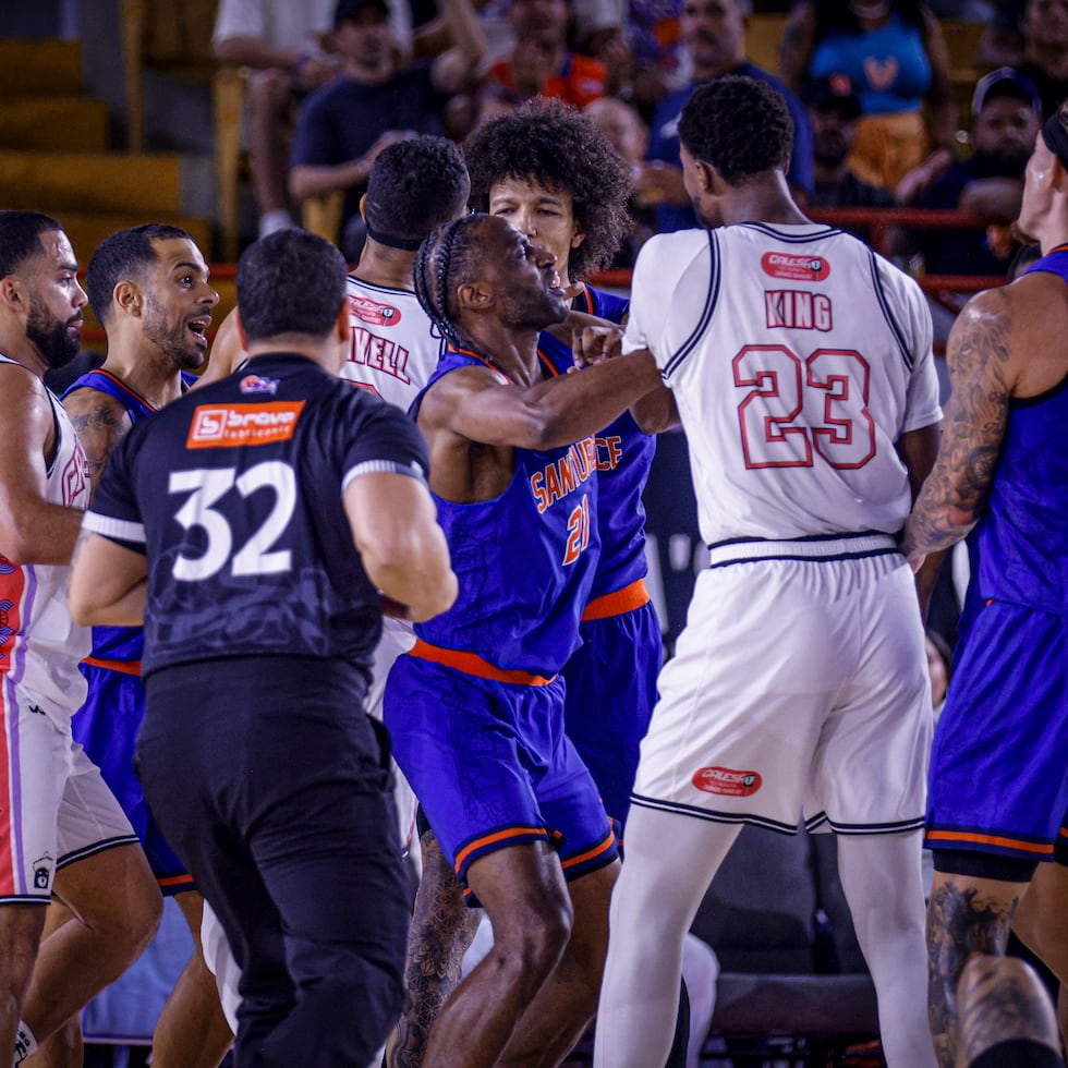 Discusión y empujones entre los Cangrejeros y los Criollos en el tercer juego de la semifinal de la Conferencia A del BSN.