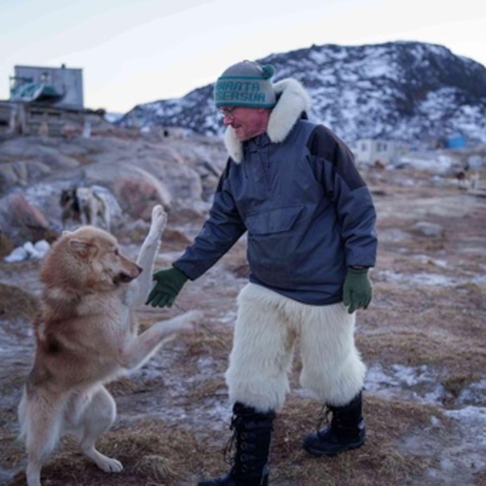 Jørgen Kristensen acaricia a su perro.