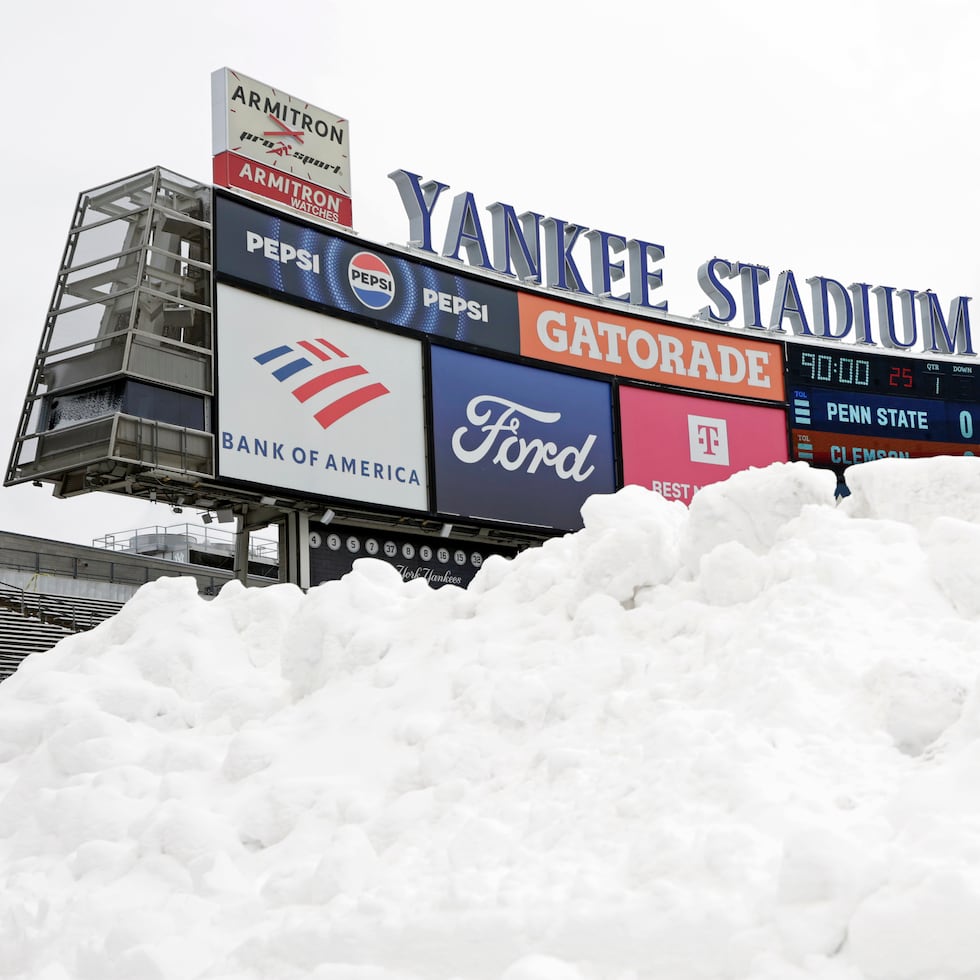 La nieve se observa acumulada en el Yankee Stadium.