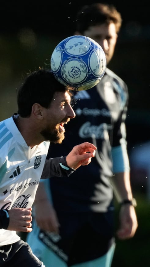 Lionel Messi, de Argentina, entrena para su último partido con la selección nacional, un amistoso internacional de fútbol contra Benín, en Buenos Aires, Argentina.