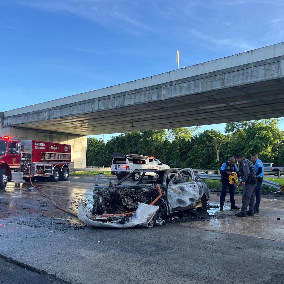 El conductor de un vehículo falleció en un vehículo que se incendió tras un choque en el expreso PR-52, en dirección de San Juan hacia Caguas.