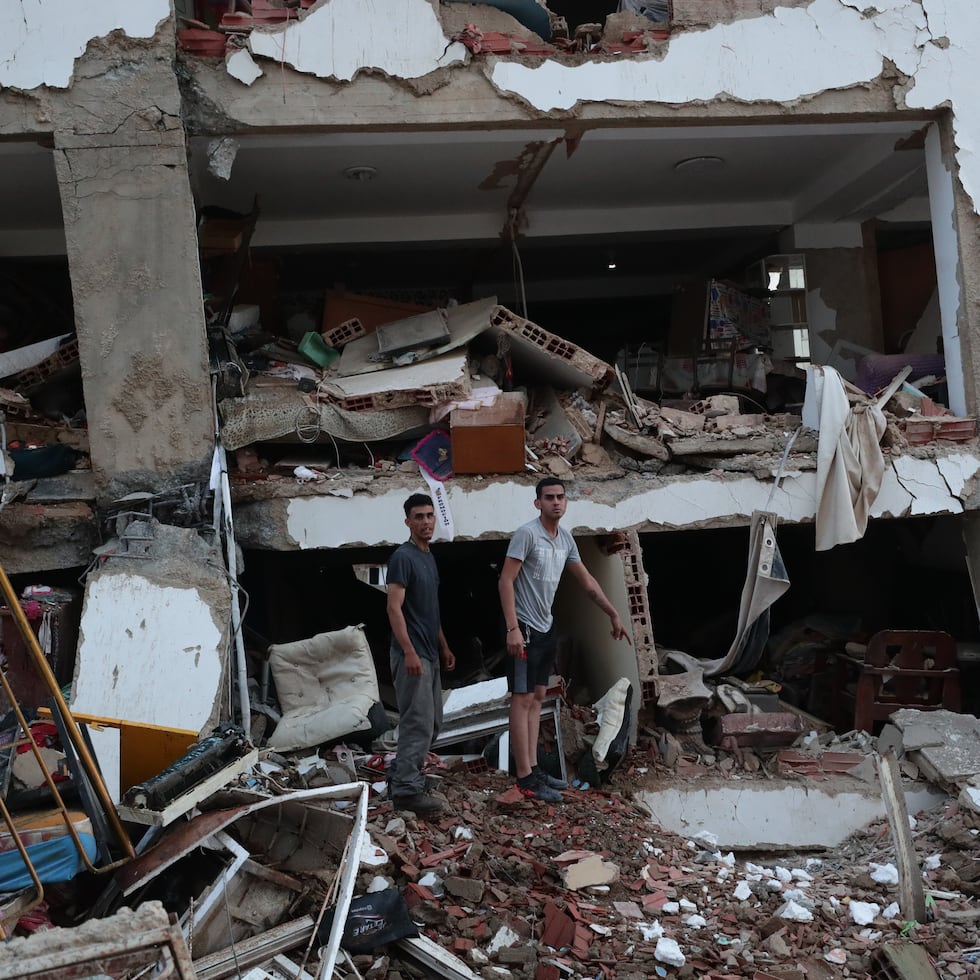 Residentes entre los escombros de uno de los bloques de viviendas dañados por los terremotos, en la localidad de Catia La Mar, en el estado costero de La Guaira.